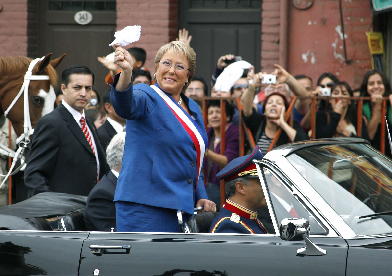 La presidenta saliente chilena, Michelle Bachelet, saluda a los miles de incondicionales tras la toma de posesión de Sebastián Piñera.