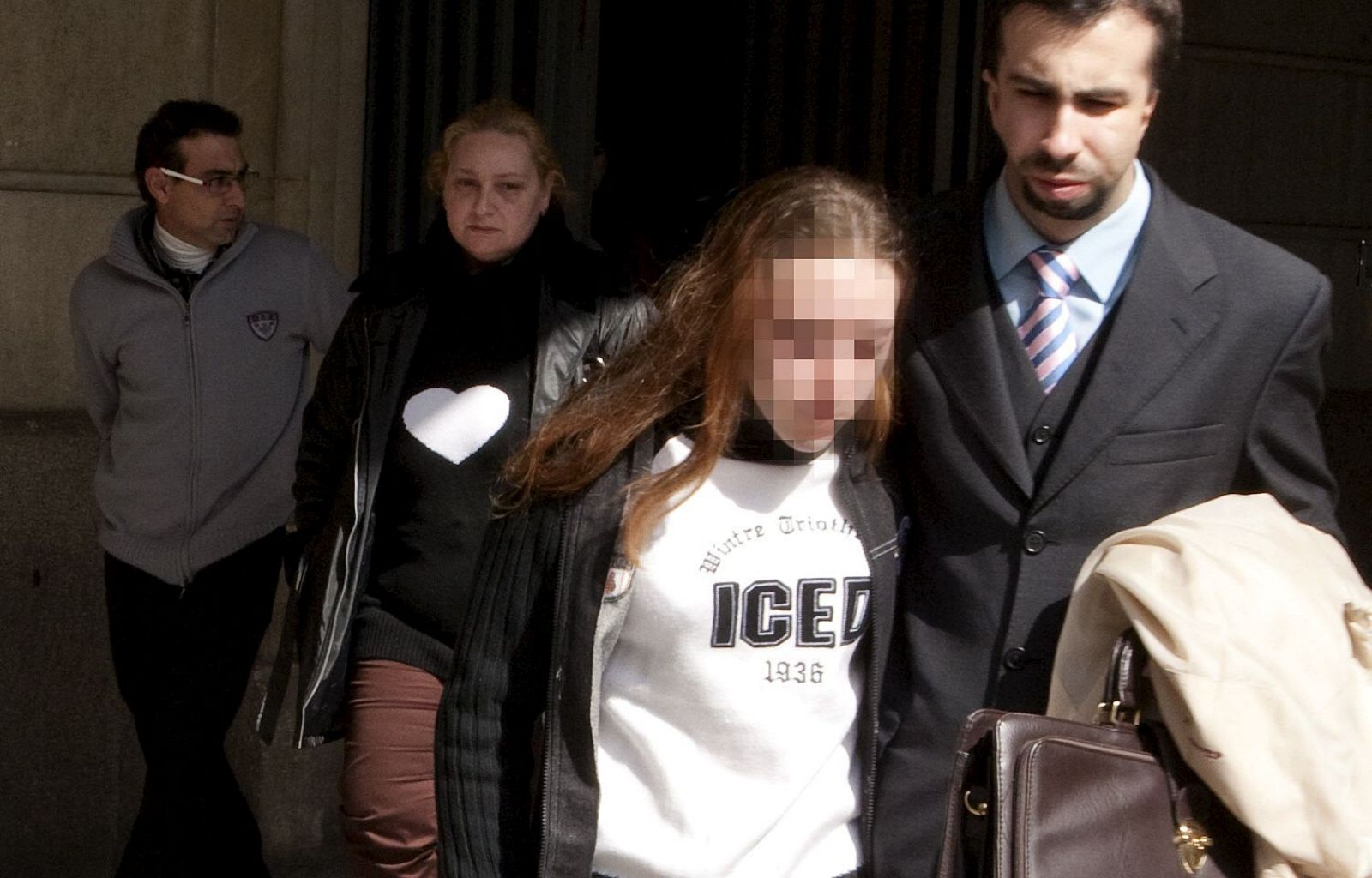 La menor Rocío Perez Gómez ex-novia de Carcaño, acompañada por su abogado y seguida por su madre, Soledad Gómez Cortés y su hermano tras testificar.