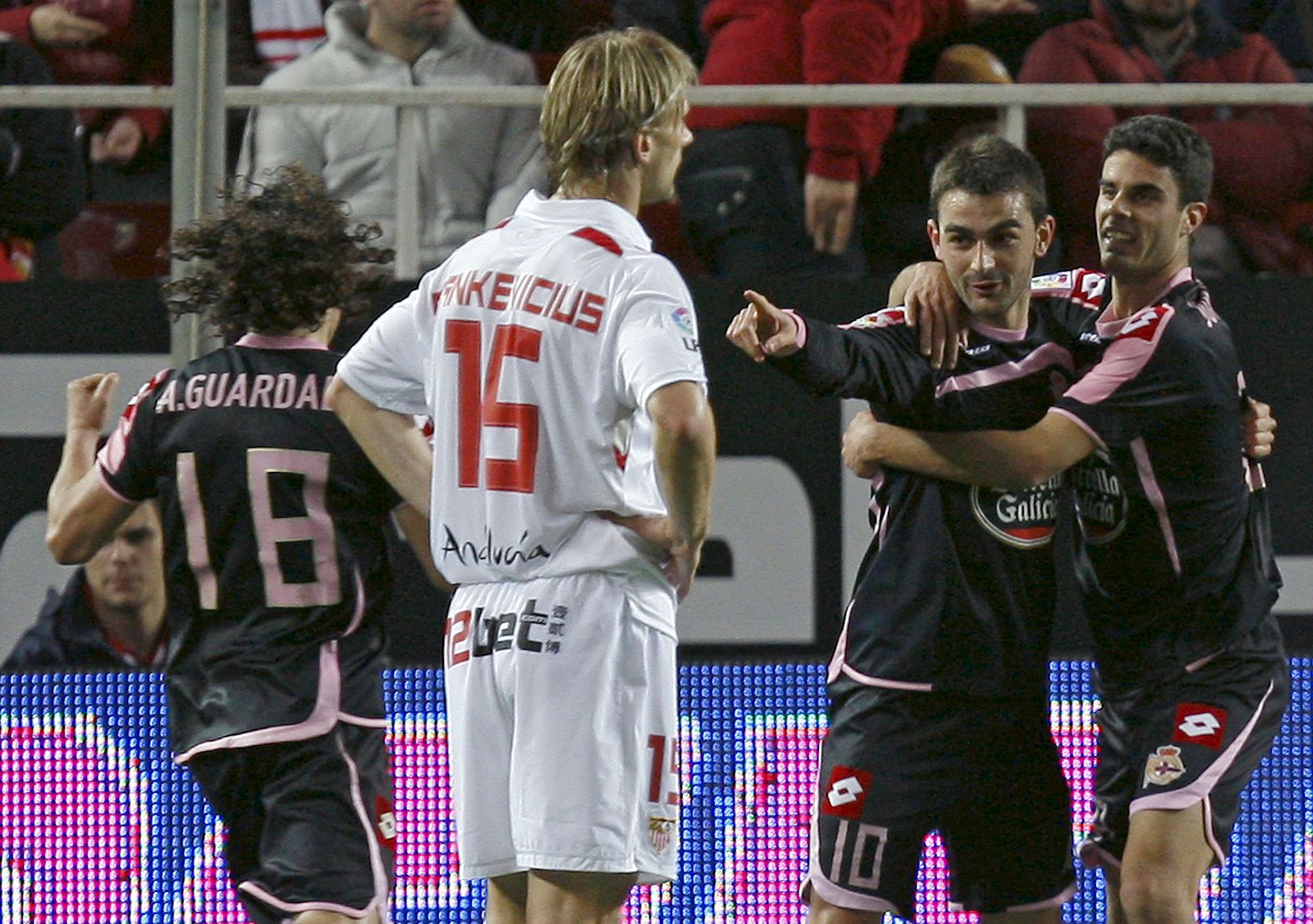 Adrián López (2d), celebra, junto a sus compañeros Juan Domínguez (d) y Andrés Guardado (i), el gol del empate del equipo gallego
