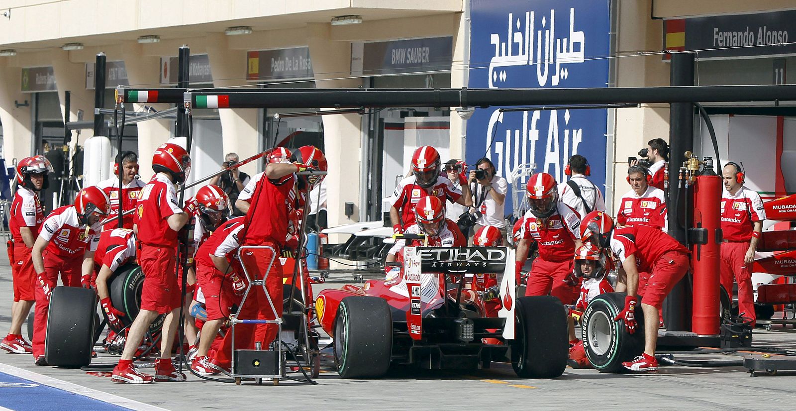 El coche del piloto español de la escudería Ferrari, Fernando Alonso, es atendido por técnicos de la escudería italiana durante la sesión clasificatoria del Gran Premio de Bahrein.