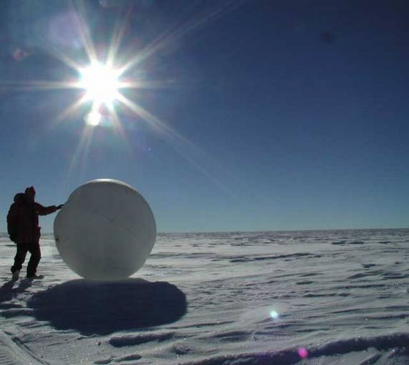 En 2004 un prototipo de este tipo de "bolas" recorrió 70 kilómetros por la Antártida en ocho días recogiendo y enviando datos