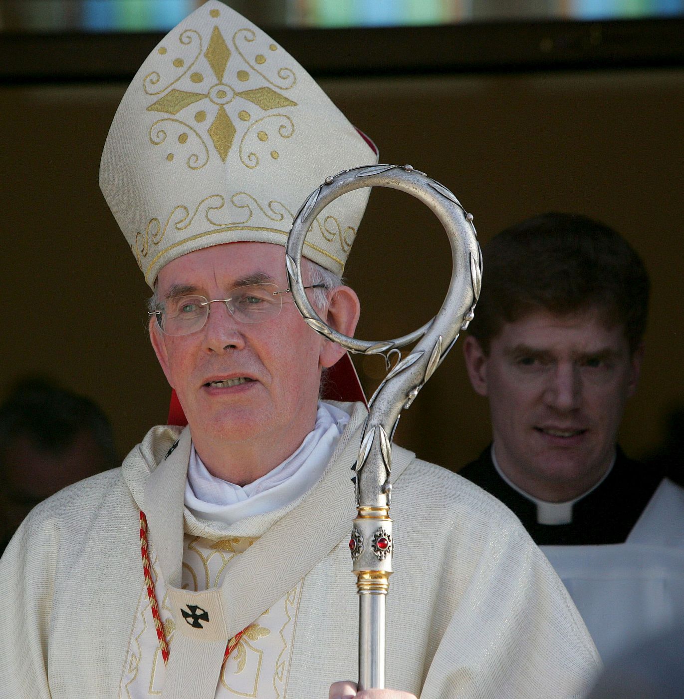 EL primado de la Iglesia Católica Irlandesa, el cardenal Séan Brady, tendrá que reflexionar sobre su futuro tras el escándalo por haber ocultado los abusos sexuales a menores por sacerdotes.