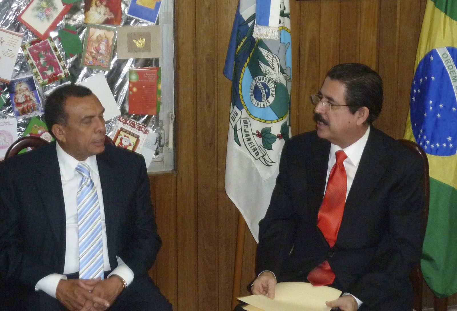 El presidente de Honduras, Porfirio Lobo, conversa con Manuel Zelaya en la embajada de Brasil en Teguucigalpa.