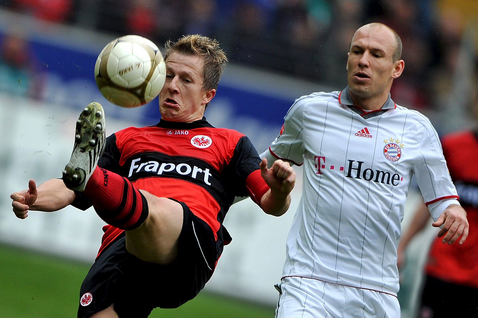 Arjen Robben (d) lucha por el balón con Christoph Spycher (i) del Eintracht de Frankfurt