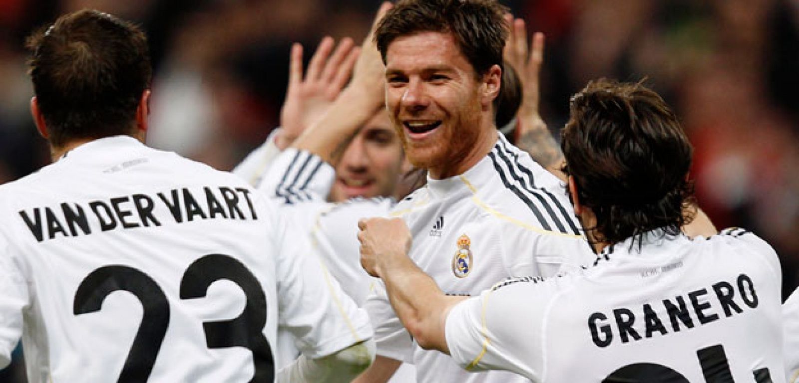 Los jugadres del real Madrid celebran con Alonso el segundo tanto madridista.