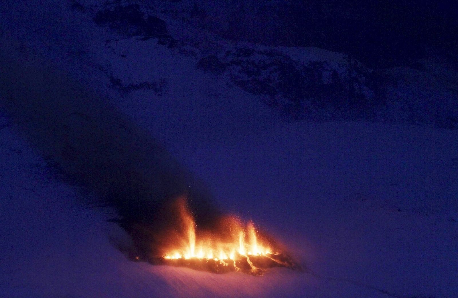 Erupción del volcán Fimmvorduhals, en el sur de Islandia, que obligó al Gobierno a decretar el estado de emergencia en la zona.