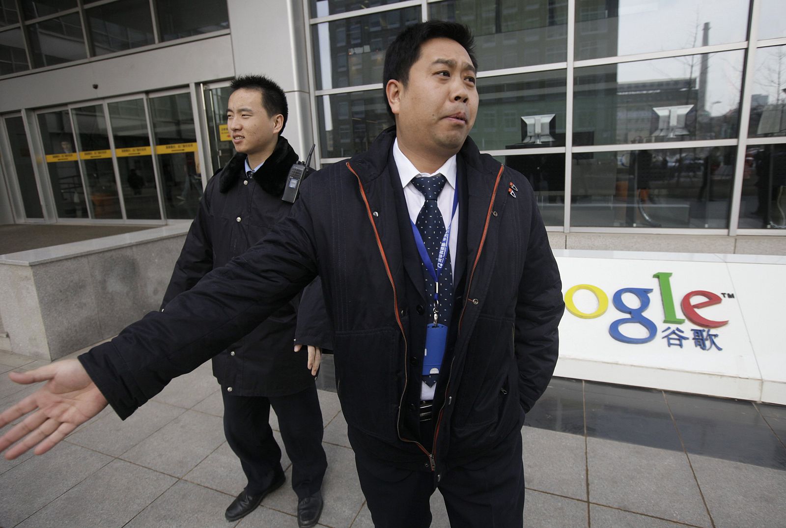 Guardias de seguridad tratan de alejar a los medios de la sede de Google Pekín
