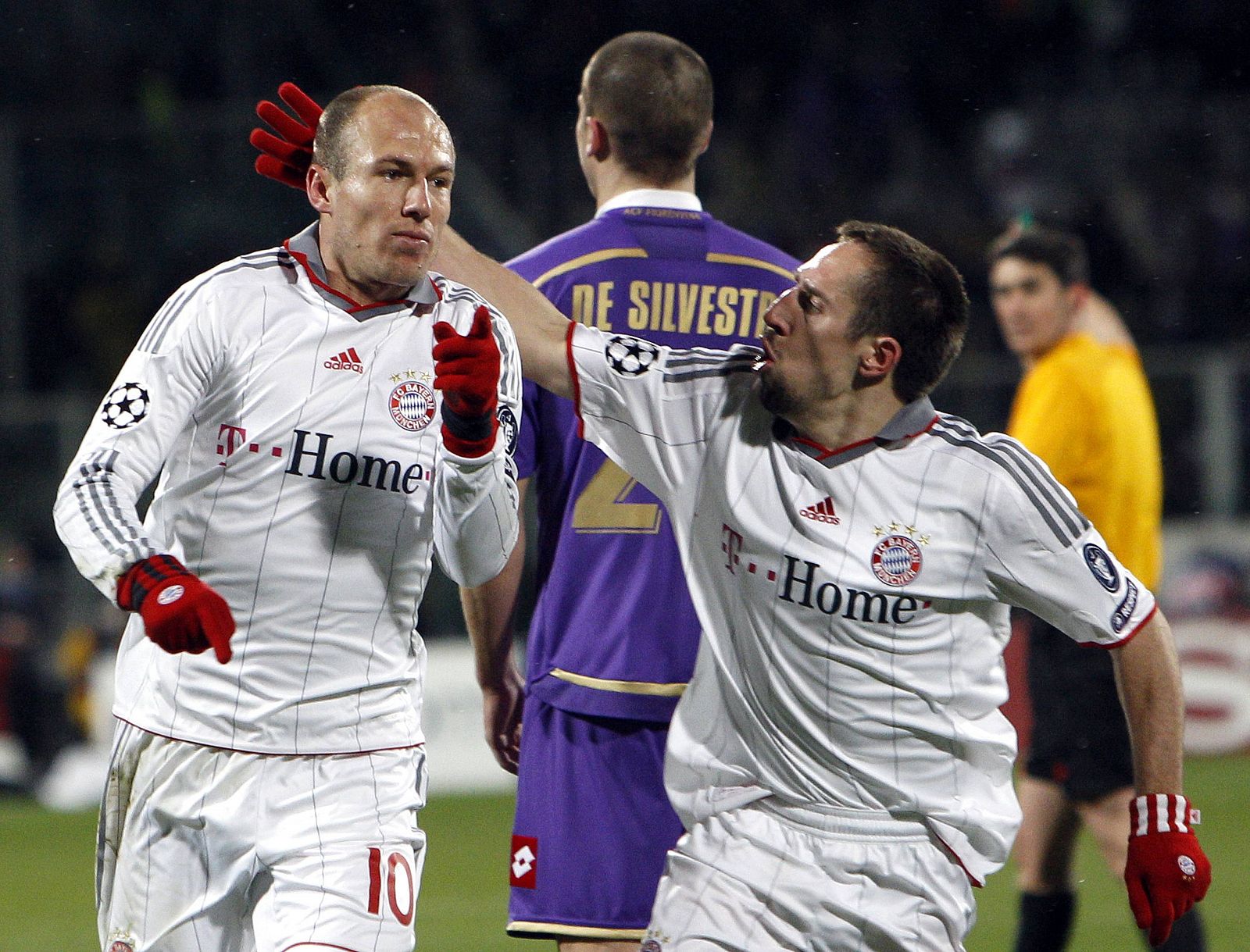 Robben celebra con Ribéry un gol en Champions League