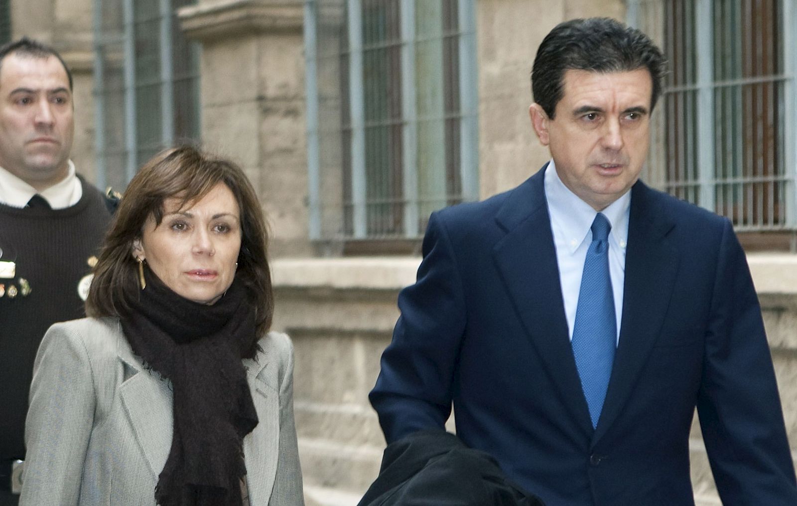 Maite Areal, esposa de Matas, junto al ex presidente balear, a su llegada a los juzgados de Palma en este segundo día de declaración.