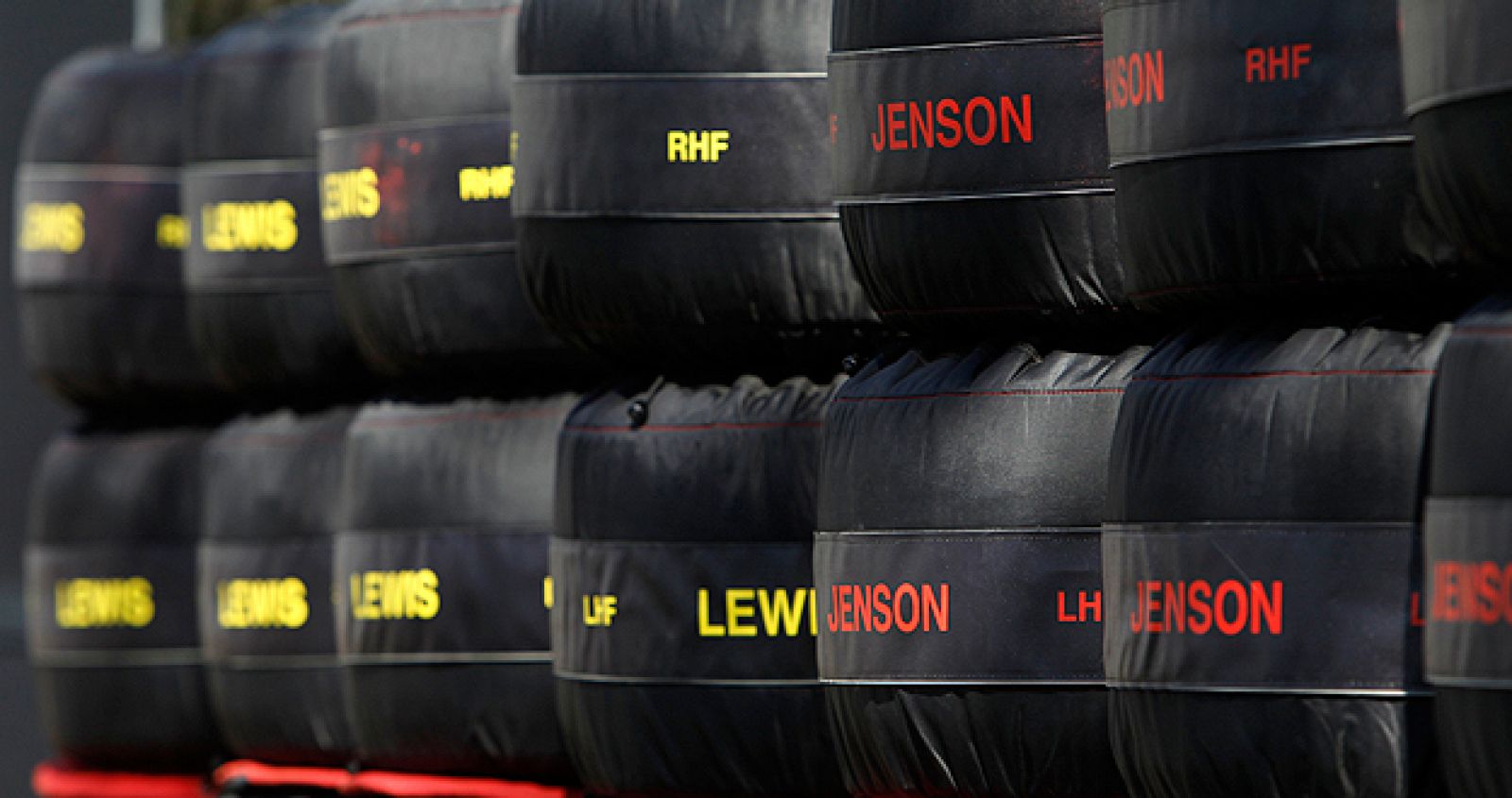Imagen de los neumáticos de los pilotos de McLaren Lewis Hamilton y Jenson Button en su garaje del circuito australiano de Albert Park.