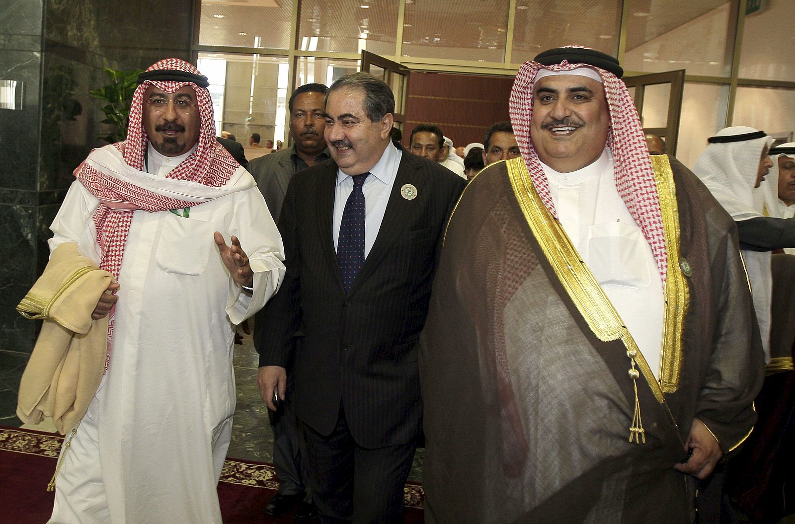 El ministro de Exteriores iraquí, Hosyar Zebari y sus homólogos de Kuwait, Sheikh Mohammed al-Sabah y Sheikh Khaled bin Ahmed al-Khalifa, de Barein, al término de una reunión de ministros de Exteriores árabes en Sirte, Libia.