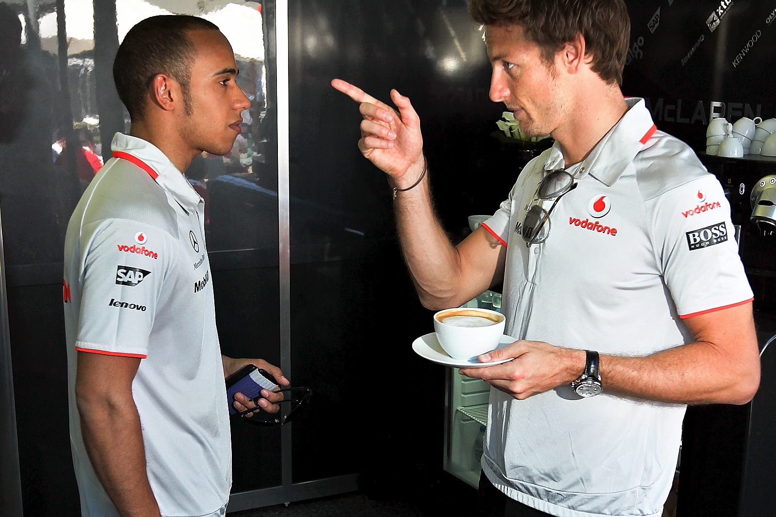 El británico Lewis Hamilton, con su compatriota y compañero de equipo Jenson Button.