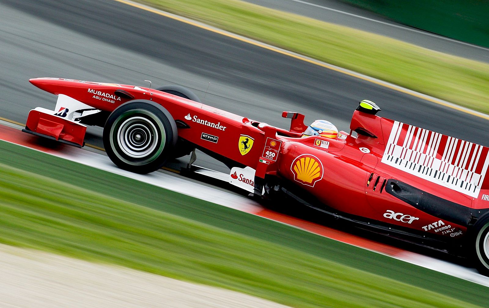 Fernando Alonso conduce su monoplaza durante los libres en el circuito de Albert Park.