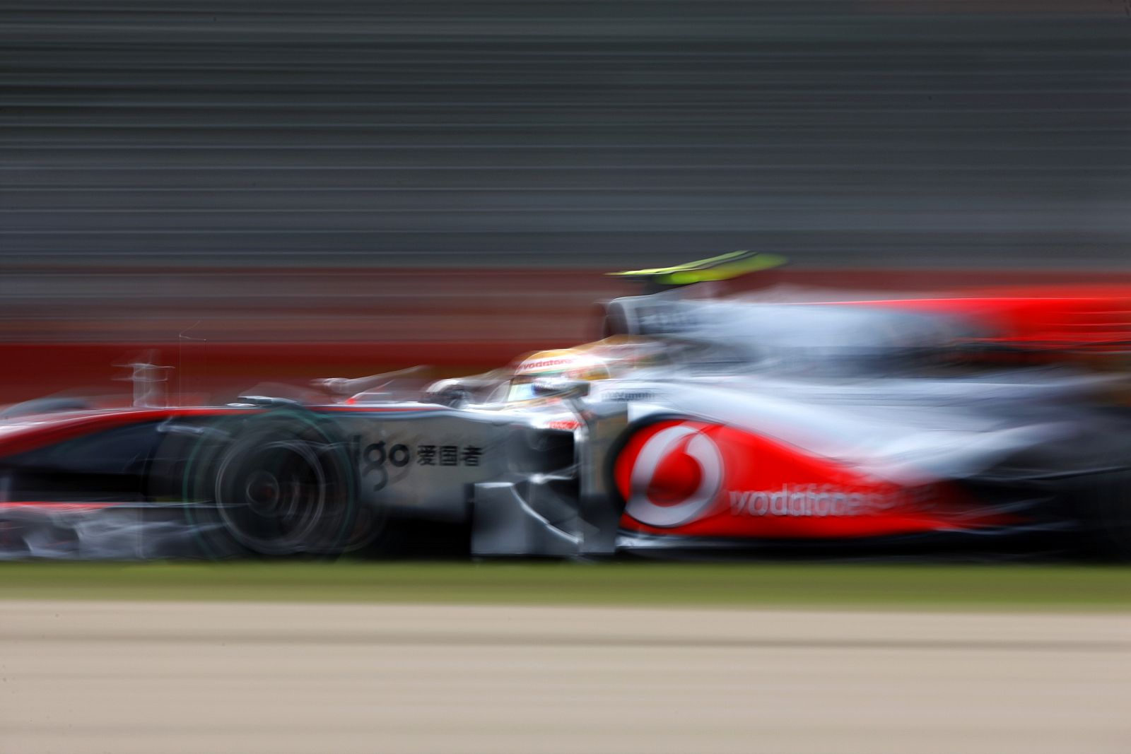 El McLaren de Lewis Hamilton, en la segunda sesión de entrenamientos en el circuito de Albert Park, en Melbourne.