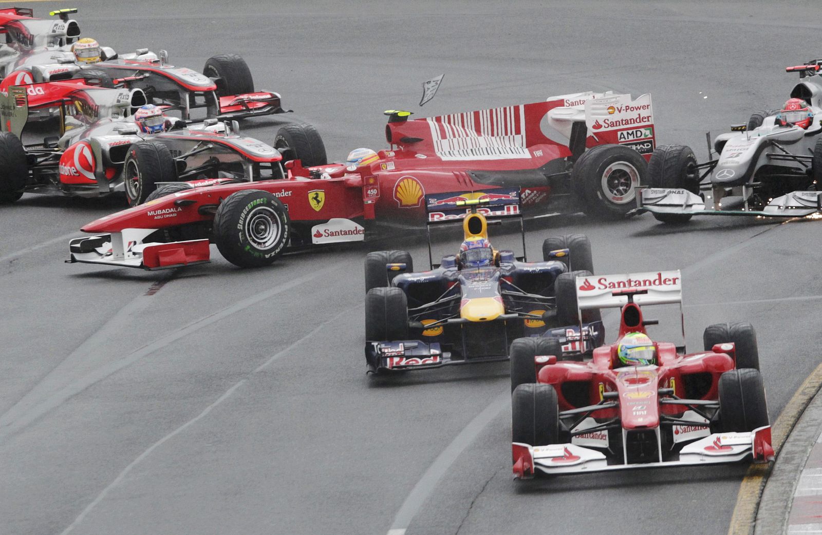 El accidente de Fernando Alonso en la salida del GP de Australia dio al traste con sus aspiraciones de podio.