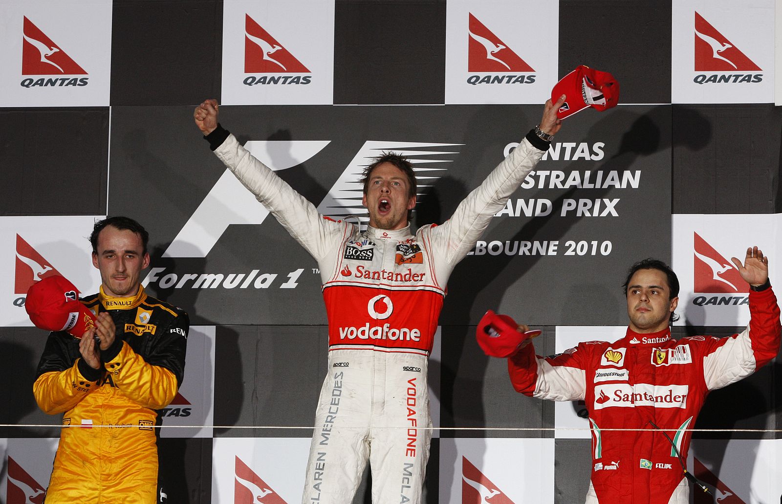 Button celebra en el podio de Australia su primer triunfo de la temporada, acompañado de Robert Kubica (Renault) y Felipe Massa (Ferrari).