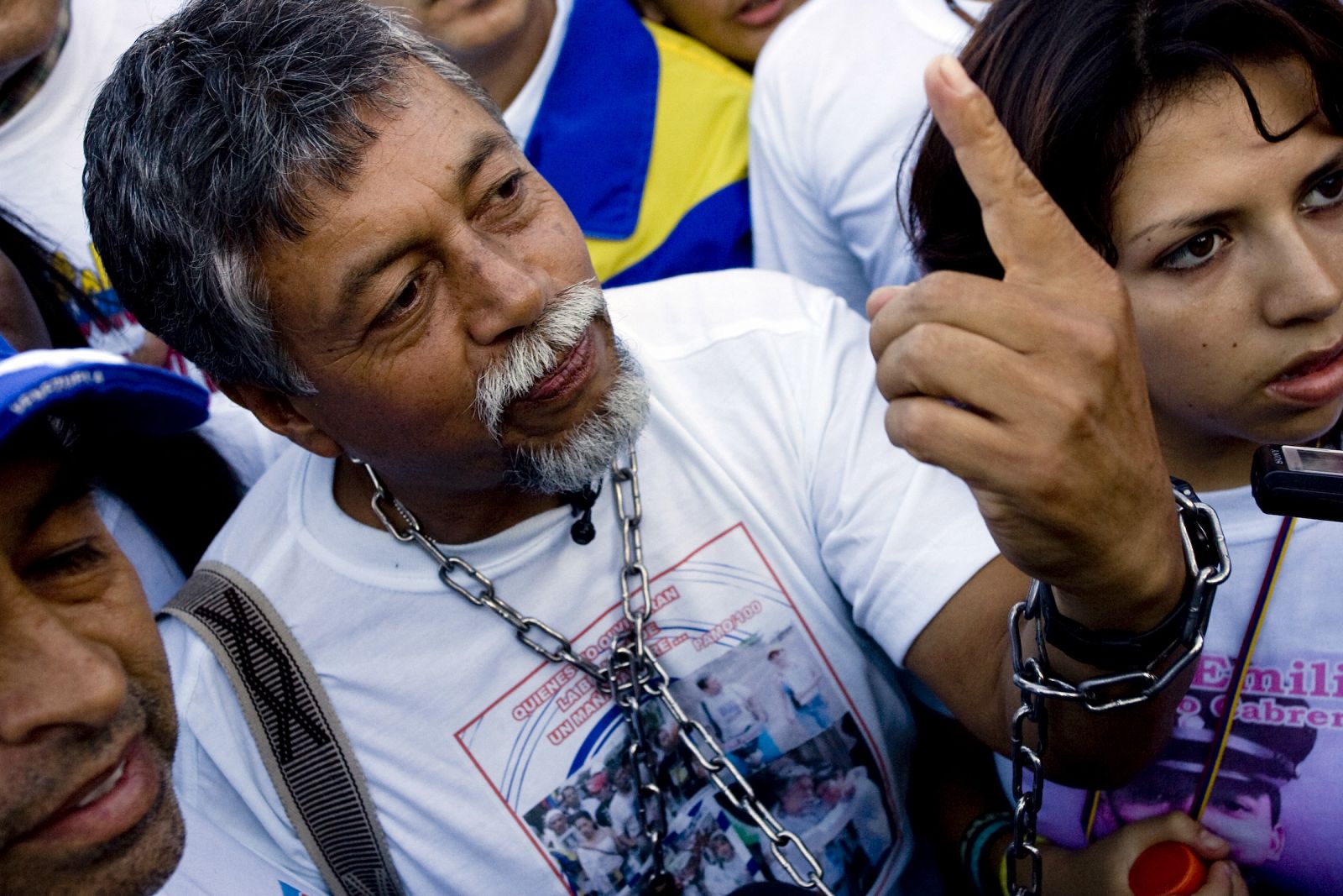 El padre de Moncayo, el "caminante de la paz", durante su marcha por la liberación de su hijo