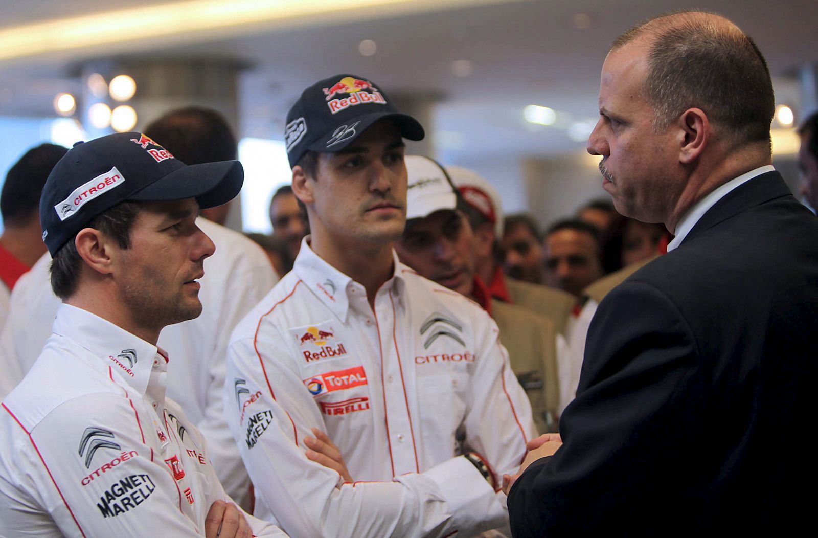 El príncipe Faisal de Jordania (dcha), hermano del rey Abdalá II, conversa con el hexacampeón del mundo de rally francés Sebastian Loeb (izda) y con el piloto español Daniel Sordo (c)