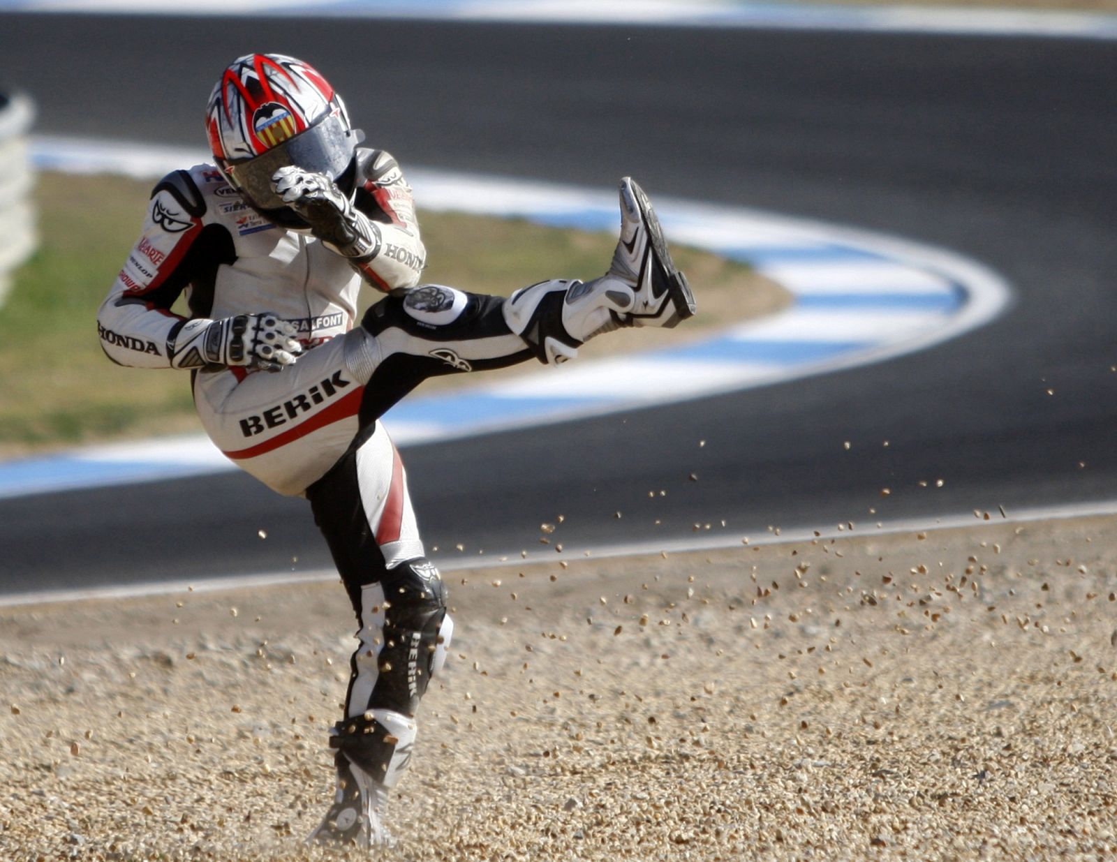 Hector Faubel se lamenta durante el Gran Premio de Estoril durante la temporada 2009