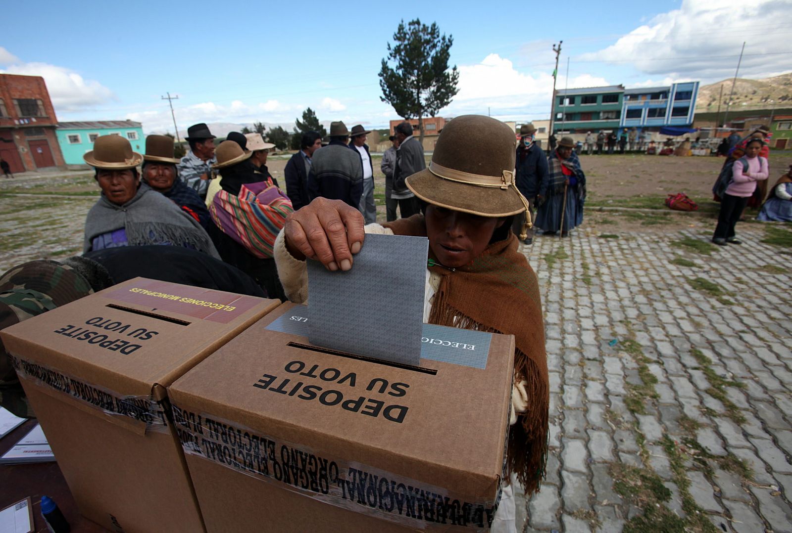 Indígenas aimara de la localidad de Copancara participan en las elecciones