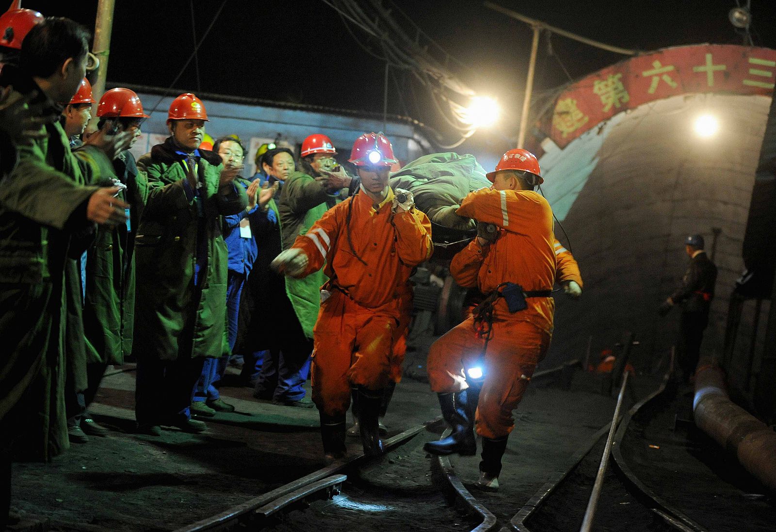 Los equipos de salvamento apluden uno de los rescastes