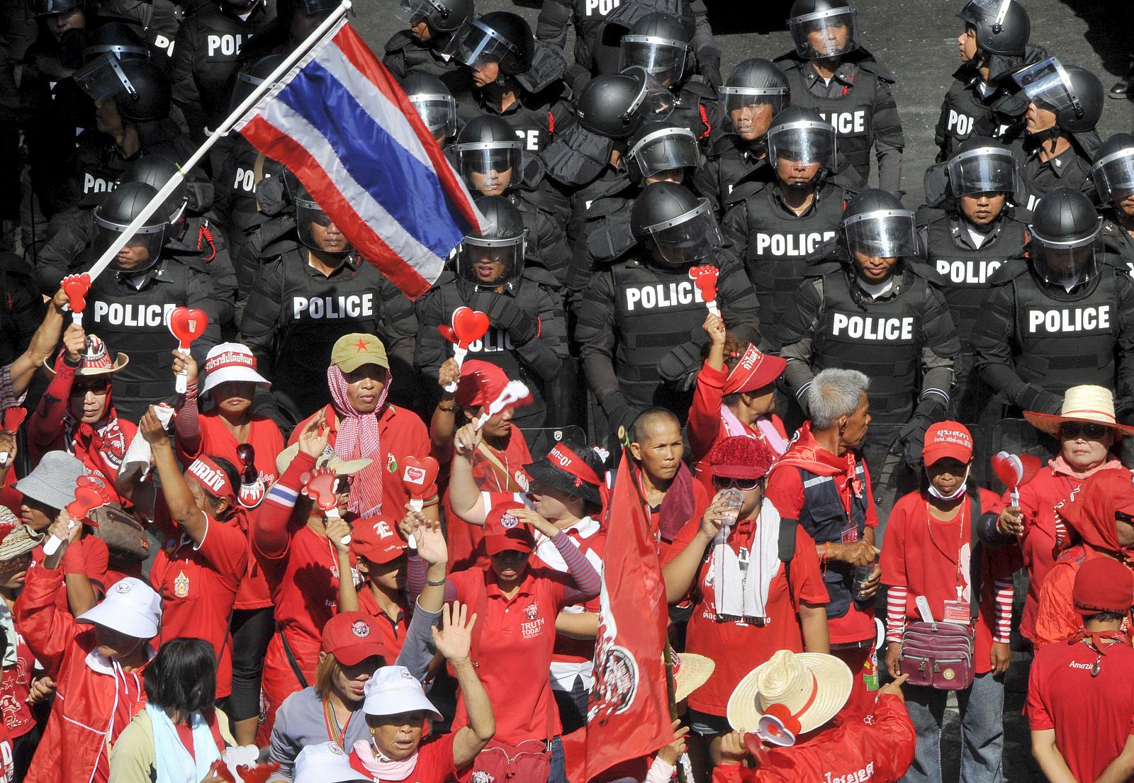 Manifestantes antigubernamentales exigen la disolución del Parlamento de Tailandia