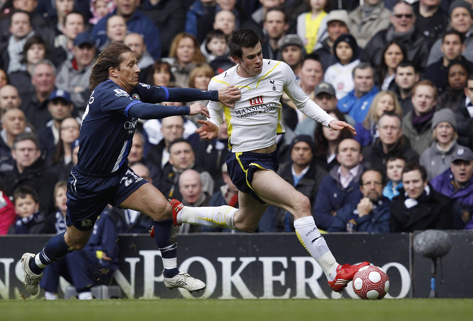 Míchel Salgado disputa un balón con Gareth Bale, del Tottenham Hotspur.