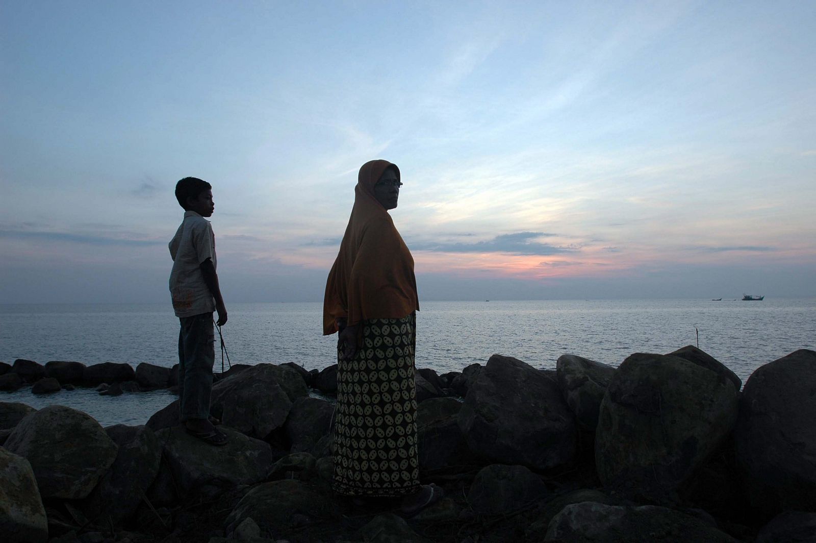 Los habitantes de la costa de Aceh observan el nivel del mar tras el seísmo.