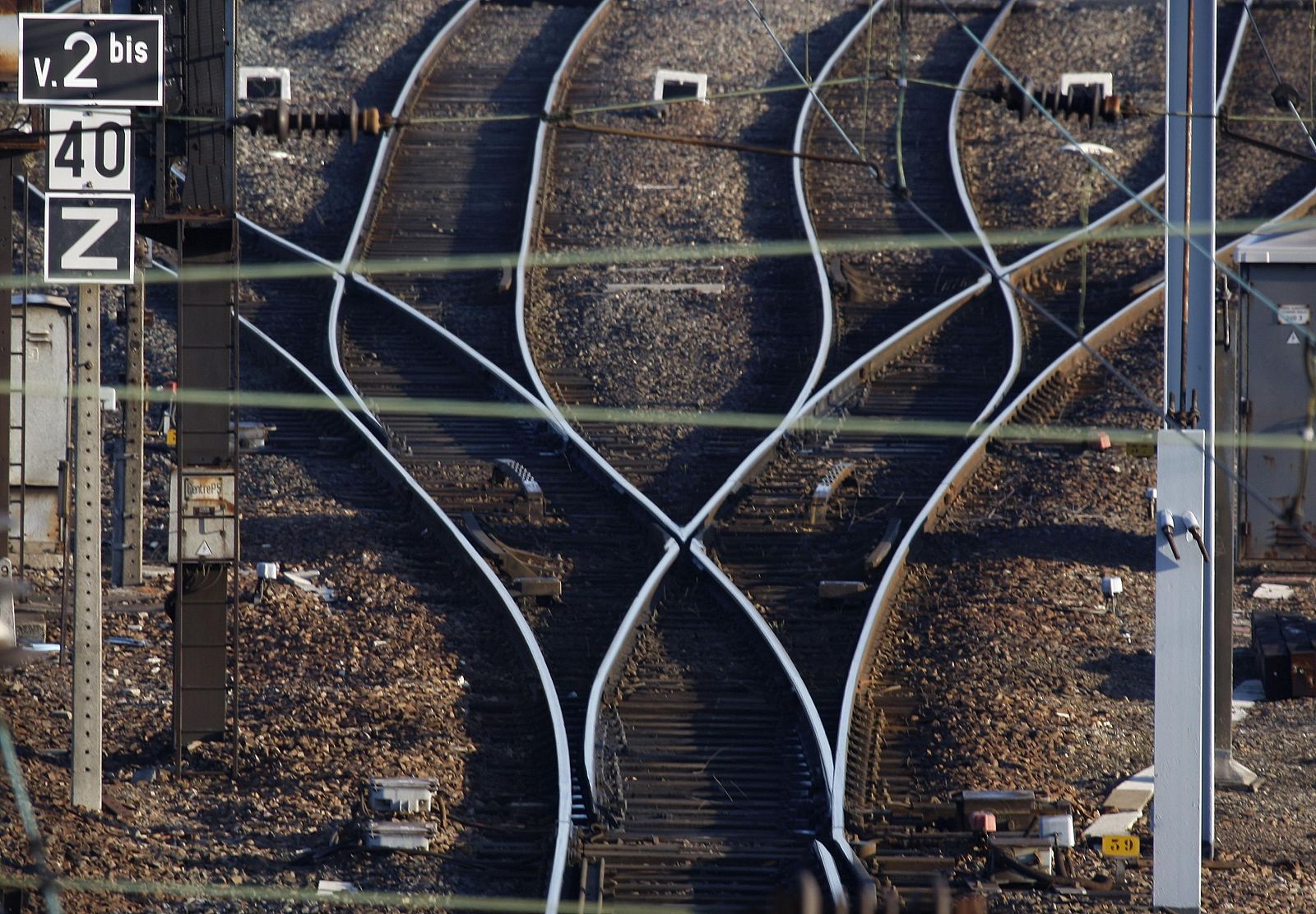 Vías vacías en la estación de tren de Strasbourg's por la huelga de trenes en Francia