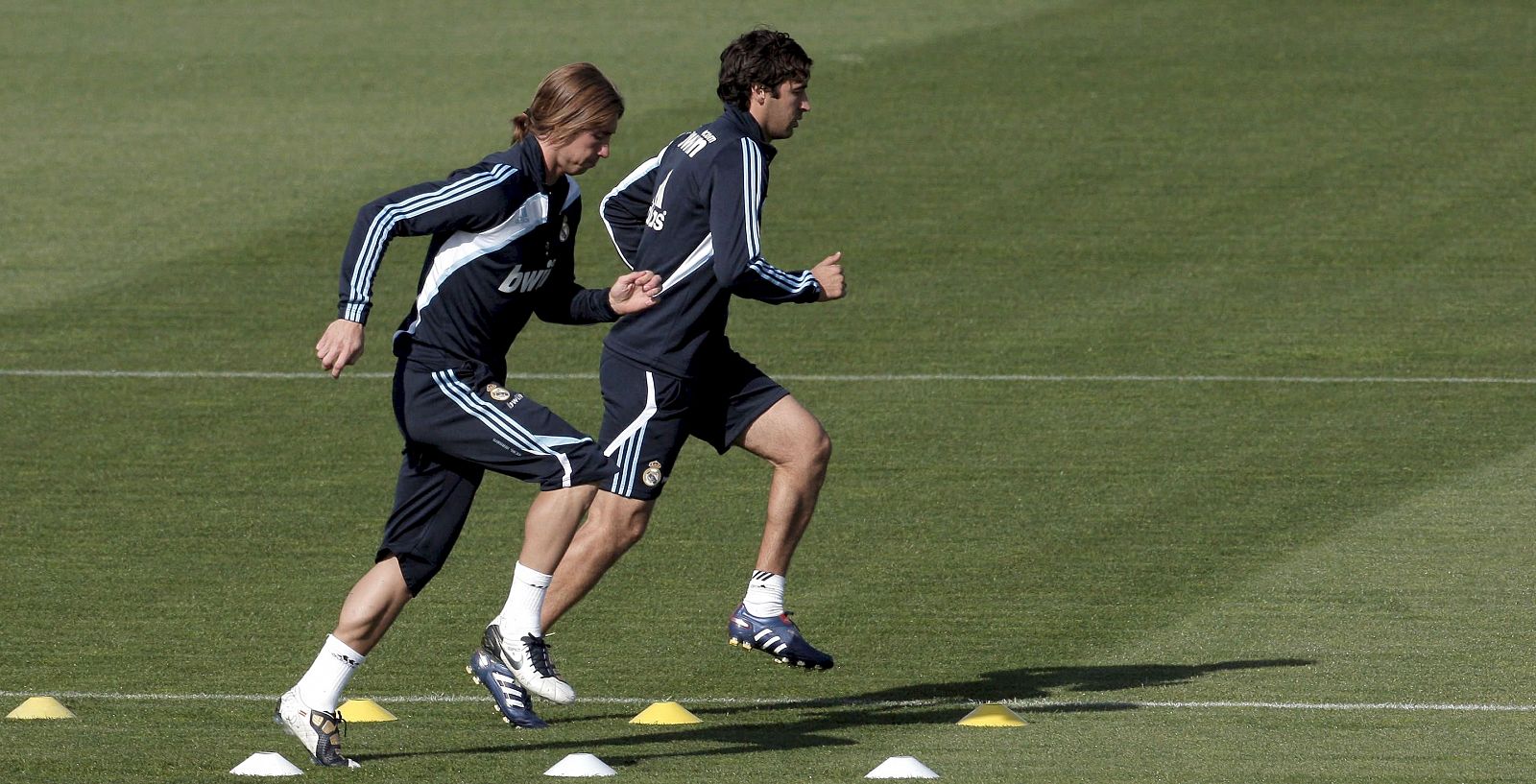 Raúl entrena junto a Sergio Ramos a falta de pocos días para el partido contra el Barcelona.