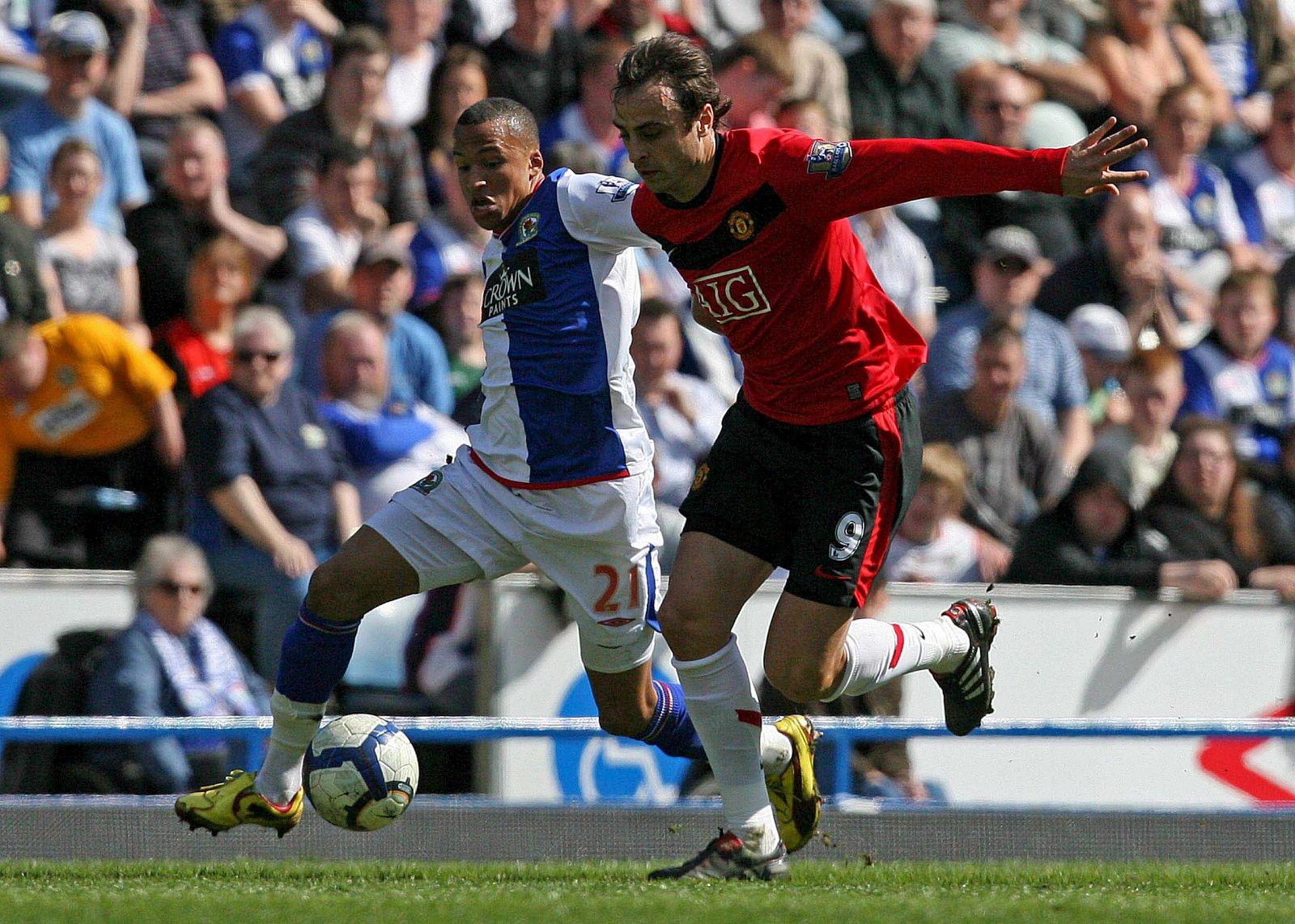 Martin Olsson (i) del Blackburn, lucha por el balón con Dimitar Berbatov, del Manchester United