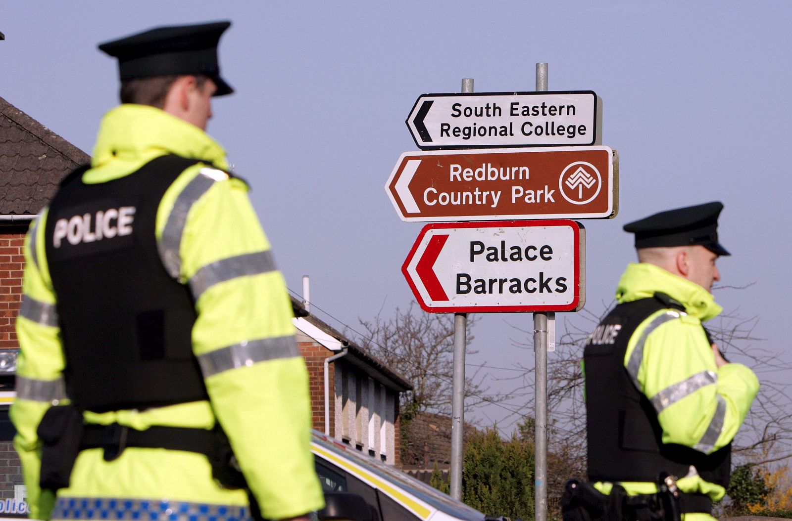 Una pareja de agentes de la Policía de Irlanda  del Norte patrulla el lugar del atentado
