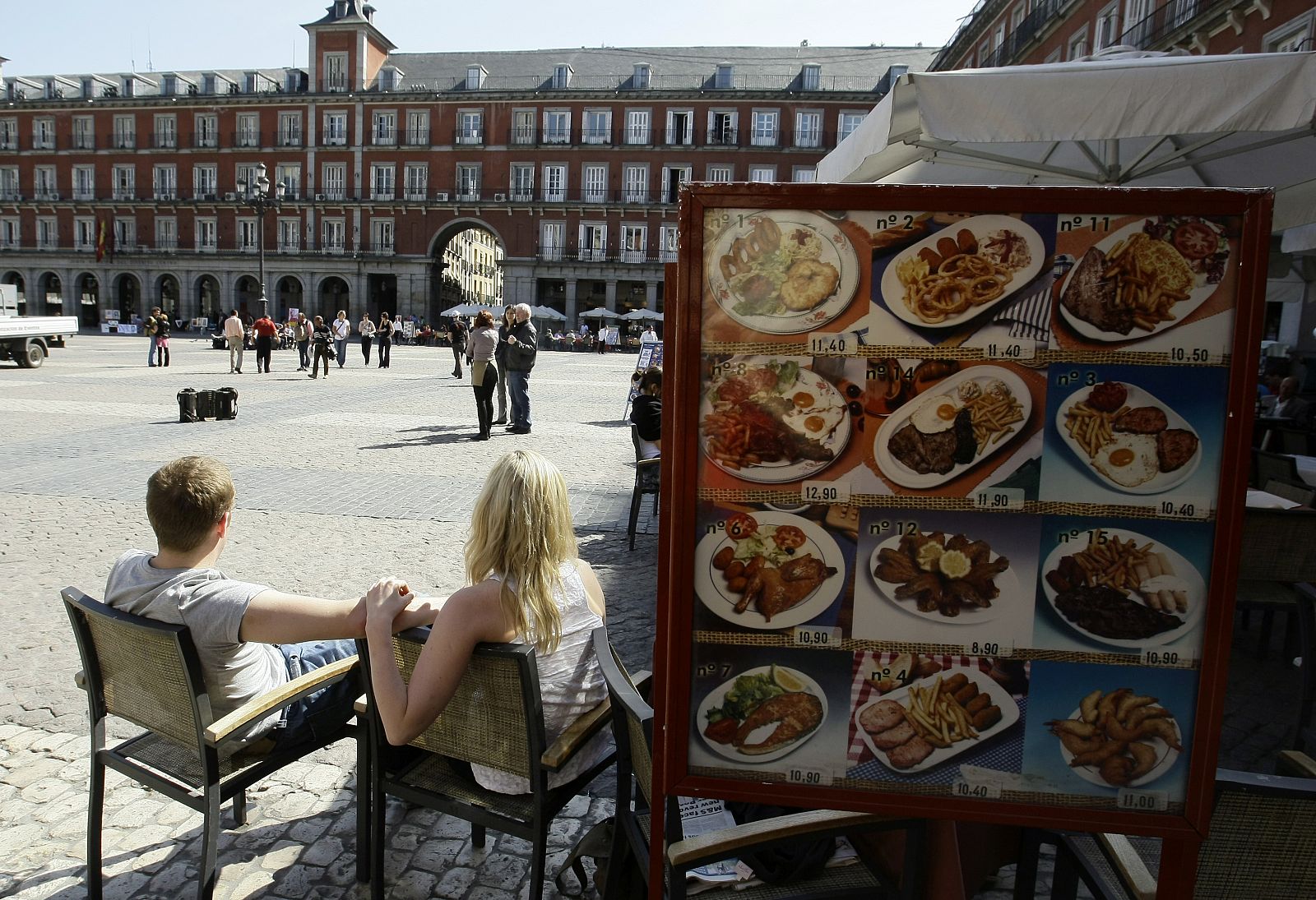 Varios turistas en la Plaza Mayor de Madrid