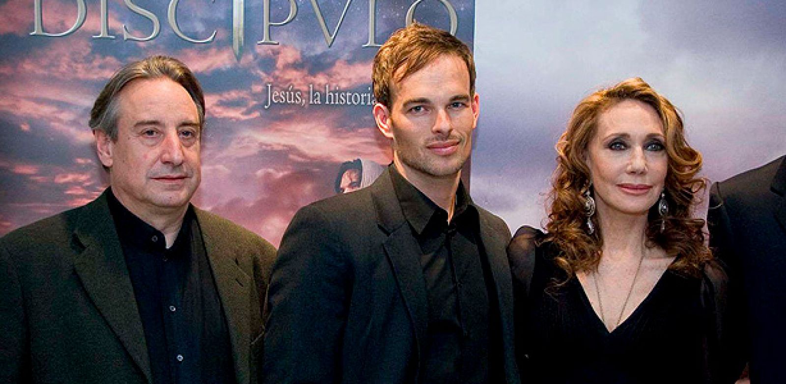 La actriz Marisa Berenson, acompañada de los actores Joel West (c), y Juanjo Puicorbé (i), durante la presentación de la película "El discípulo"