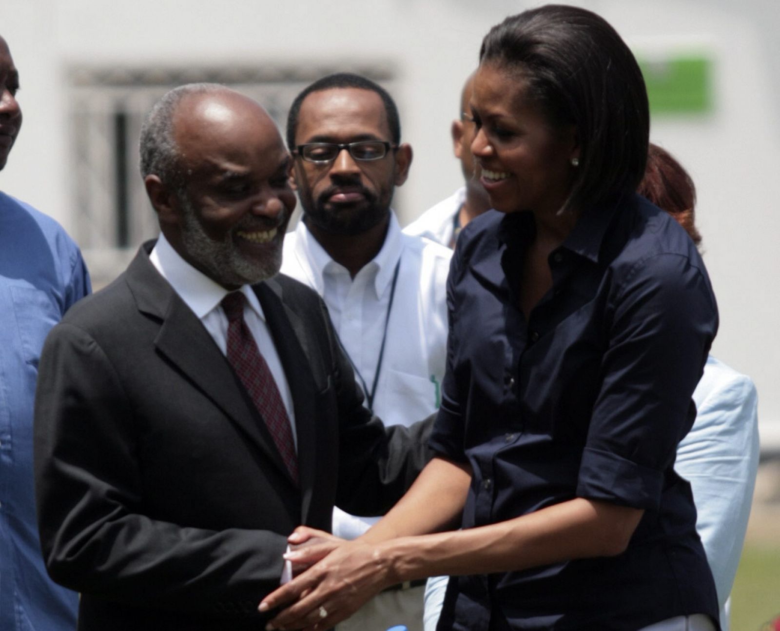 El presidente de Haití, René Preval, saluda a la primera dama de EE.UU., Michelle Obama en el Palacio Presidencial, en Puerto Príncipe.