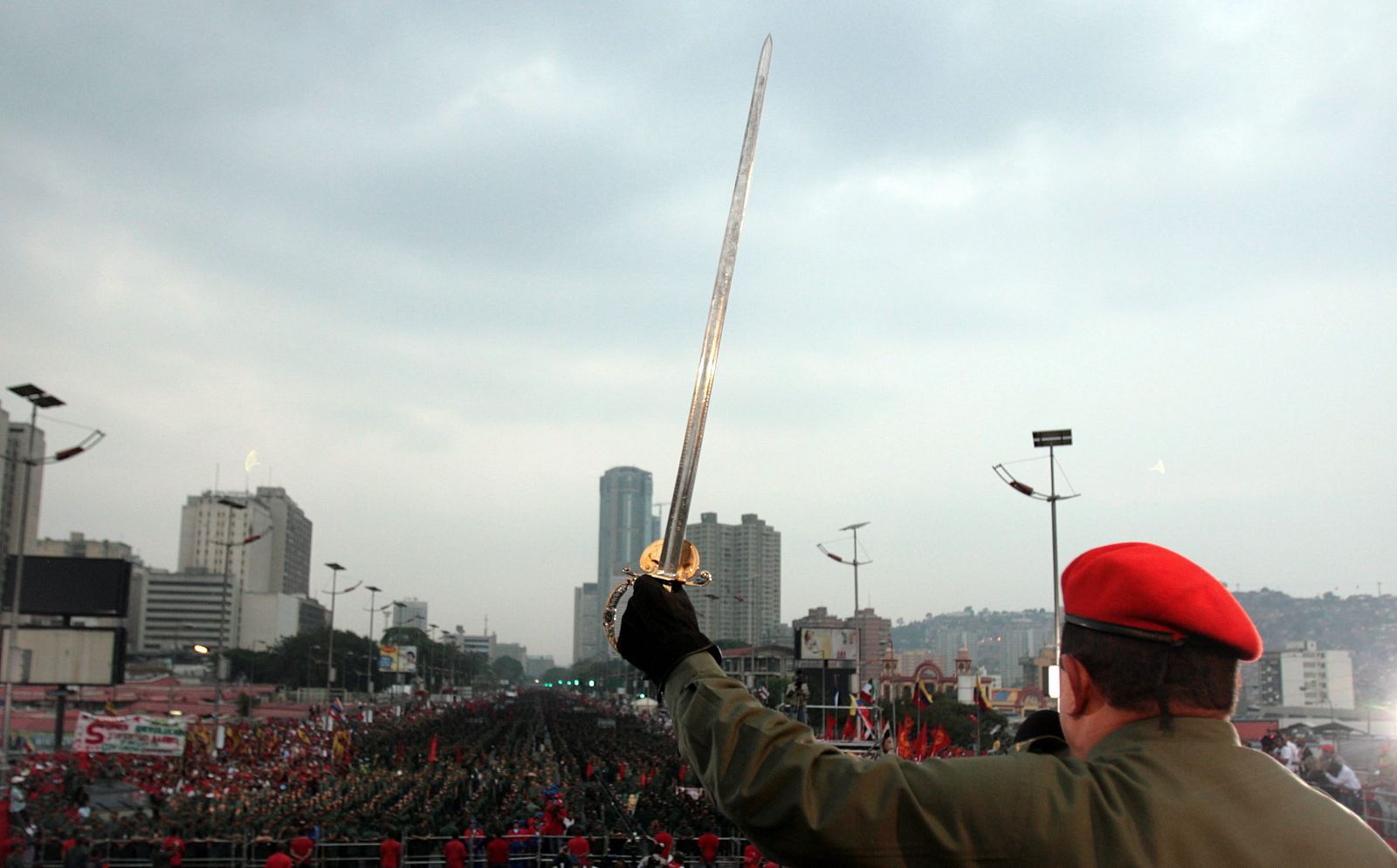 Chávez levanta la espada de Simón Bolívar ante 30.000 milicianos