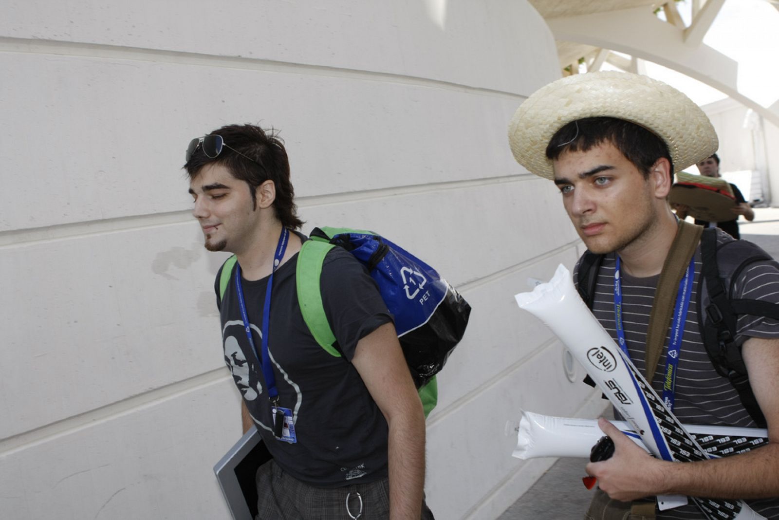 Dos campuseros llegan a la última edición de la Campus Party en Valencia.