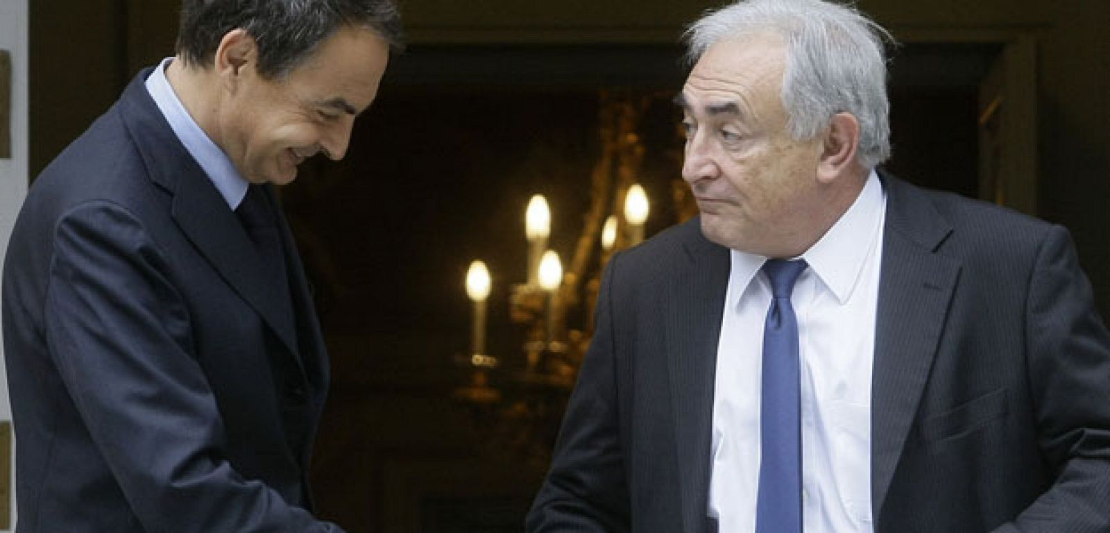 Zapatero  recibe en La Moncloa al director gerente del FMI, Dominique Strauss-Khan, en marzo de 2009.