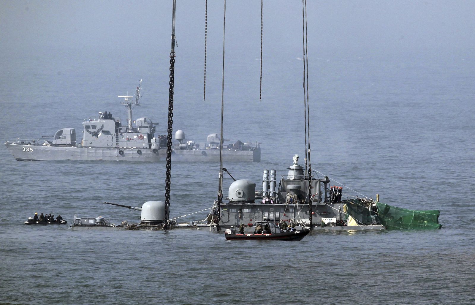 Corea del Sur recupera una parte del buque hundido