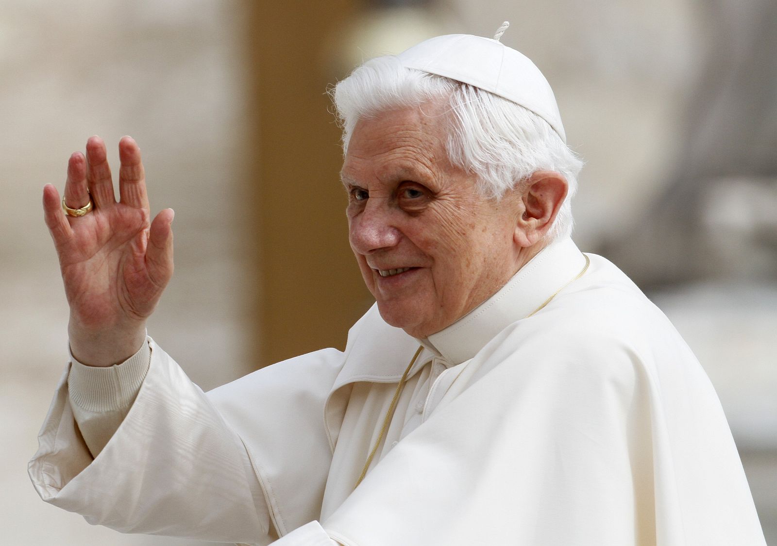 El Papa Benedicto XVI saluda a su llegada a la plaza de San Pedro en el Vaticano.