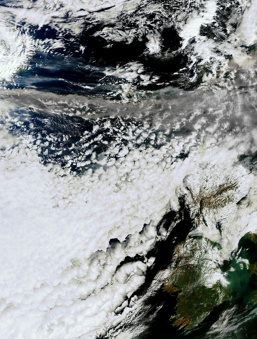 Imagen de satélite distribuida por la Agencia Espacial Europea en la que se aprecia la nube de ceniza sobre el Reino Unido