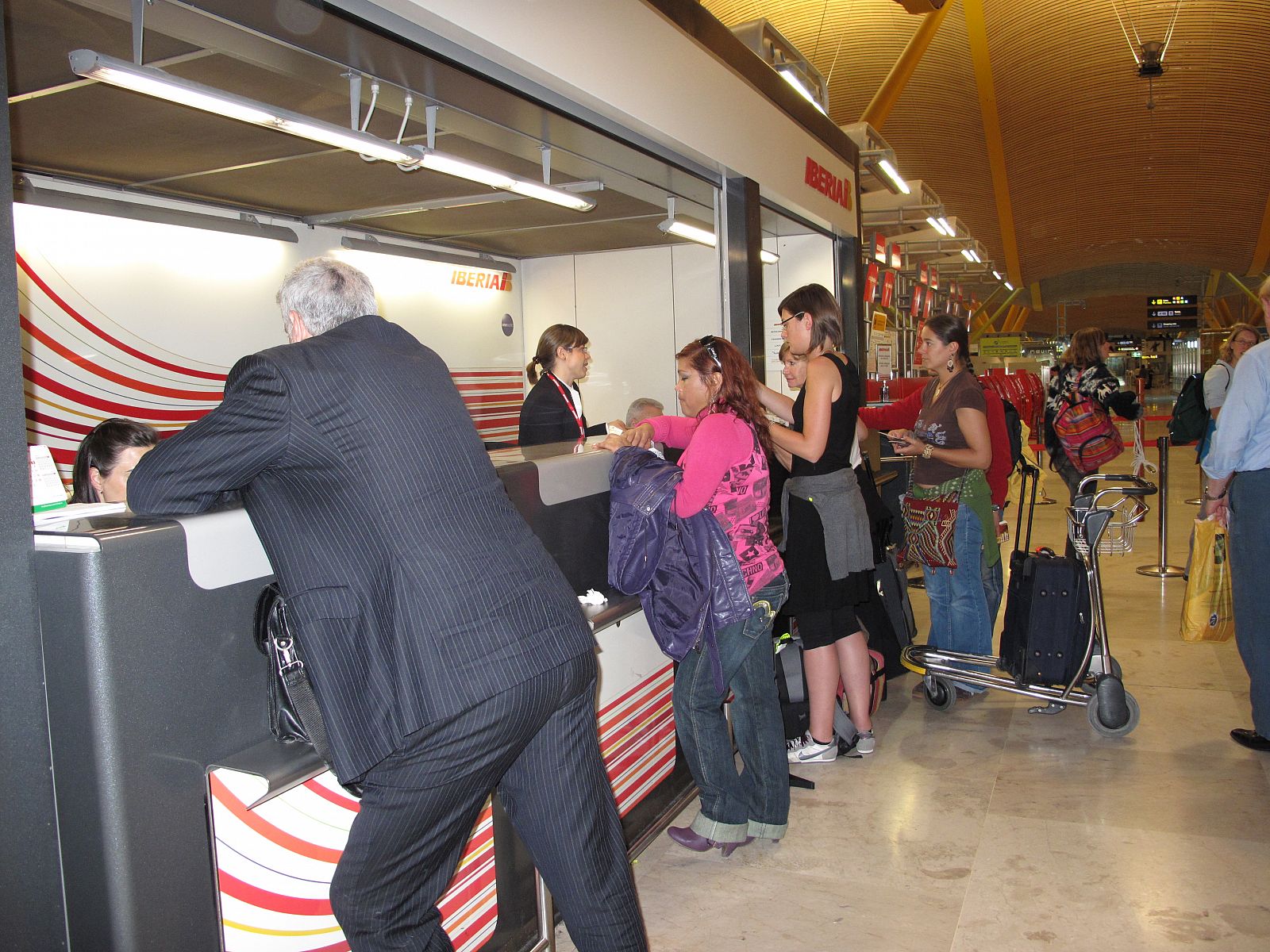Los pasajeros hacen se acercan a los mostradores para buscar una solución