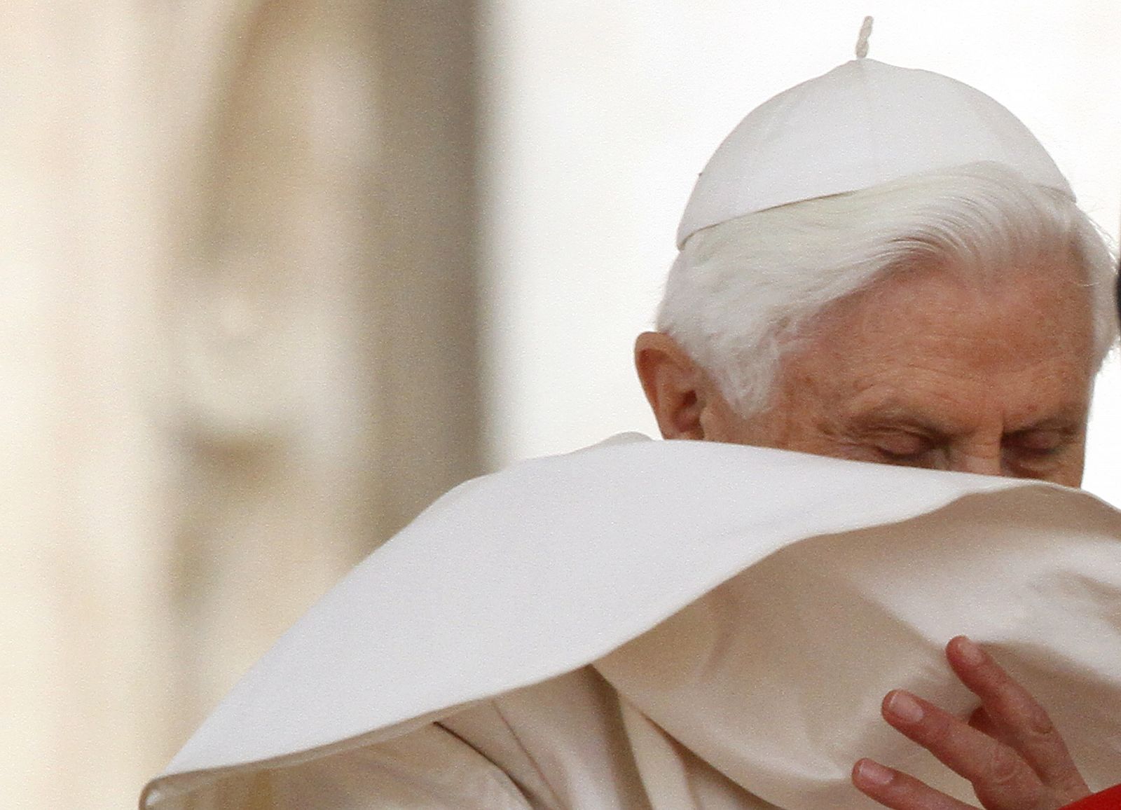 El viento levanta el manto del Papa durante su audiencia semanal en la plaza de San Pedro.