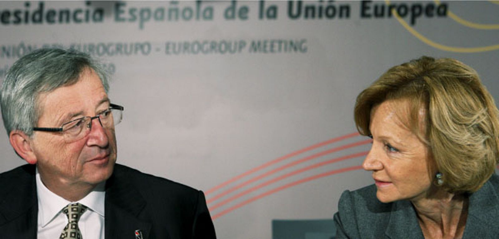 Elena Salgado y el presidente del Eurogrupo, el luxemburgués Jean-Claude Juncker, en Madrid, durante la reunión informal de los ministros de Economía de la Zona euro.