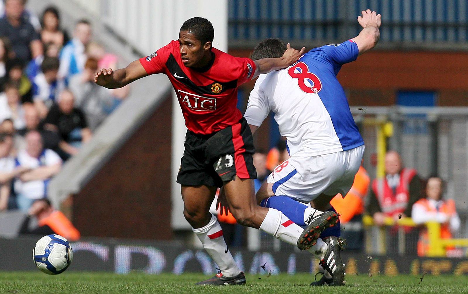 Antonio Valencia, del Manchester United (i) zancadillea a David Dunn (d) del Blackburn