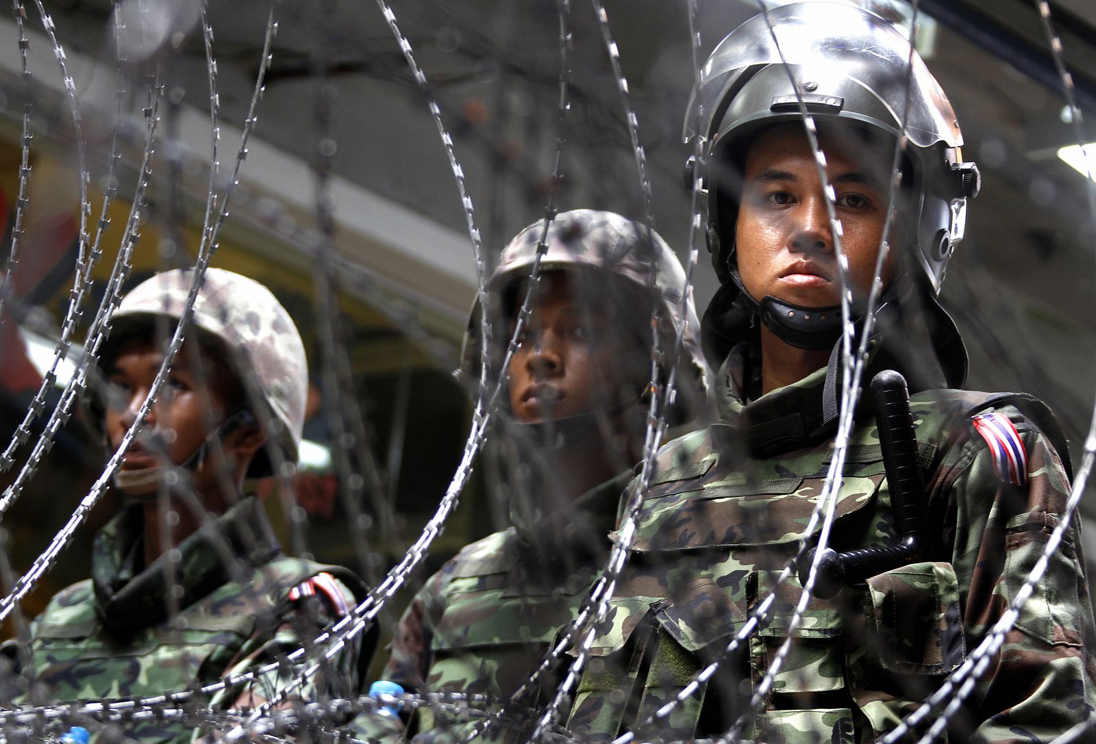 Policía tailandesa al frente del centro financiero en Tailandia