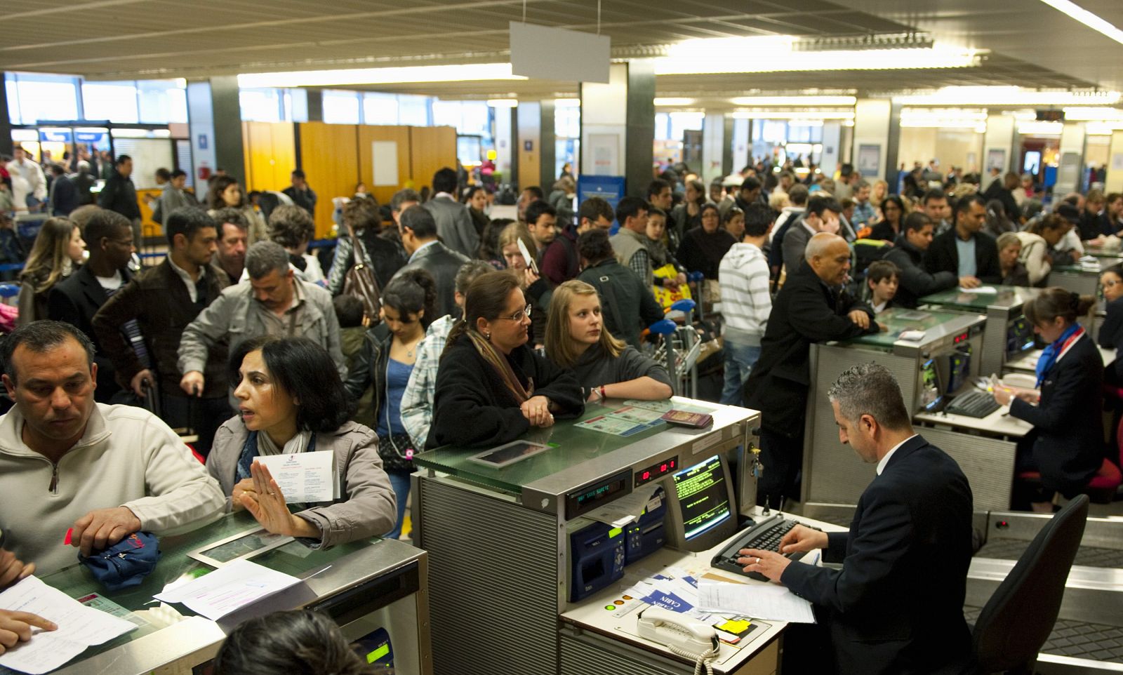 Colas de pasajeros para facturar en el aeropuerto de Orly, en París, después del levantamiento de la prohibición para volar.