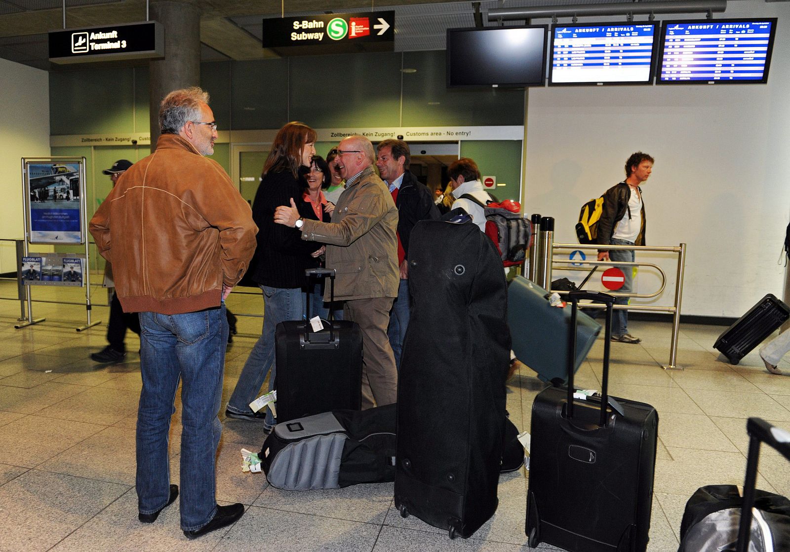 Los primeros pasajeros empiezan a llegar al aeropuerto de Stuttgart tras aterrizar con un permiso especial.