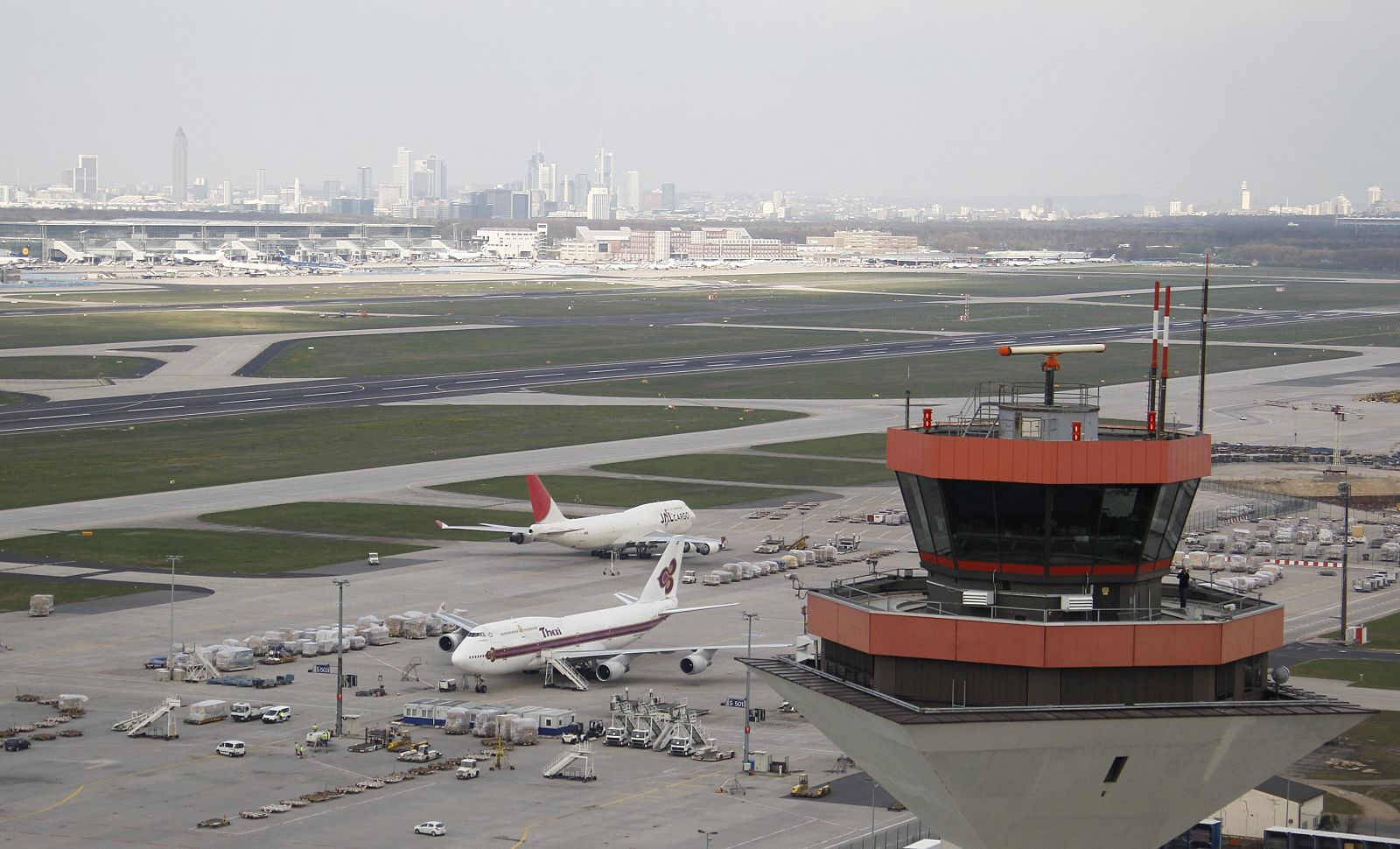Vista aérea de la torre de control del aeropuerto de Frankfurt en Alemania.