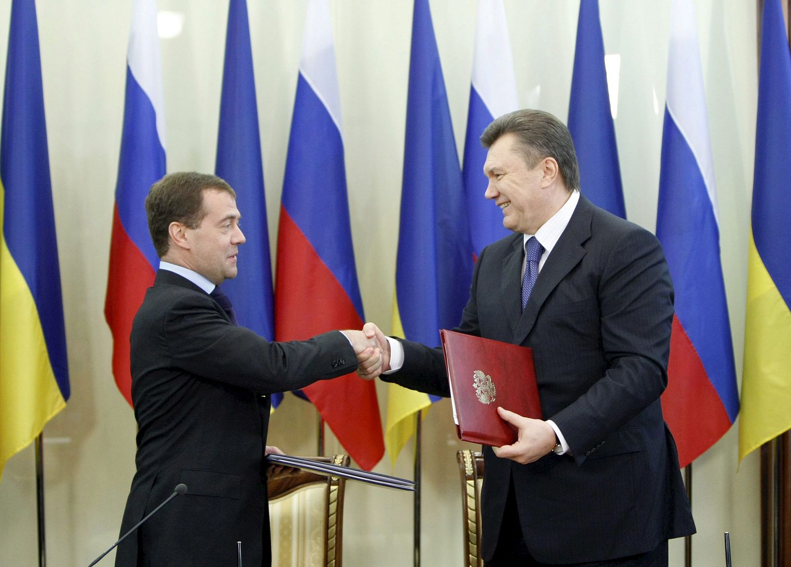 El presidente ruso Dmitry Medvédev y su homólogo ucraniano Viktor Yanukovych se estrechan la mano tras la firma de un acuerdo estratégico en Kharkov, Ucrania.